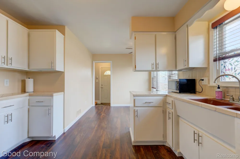 12737 Commonwealth Street Southgate City, MI 48195