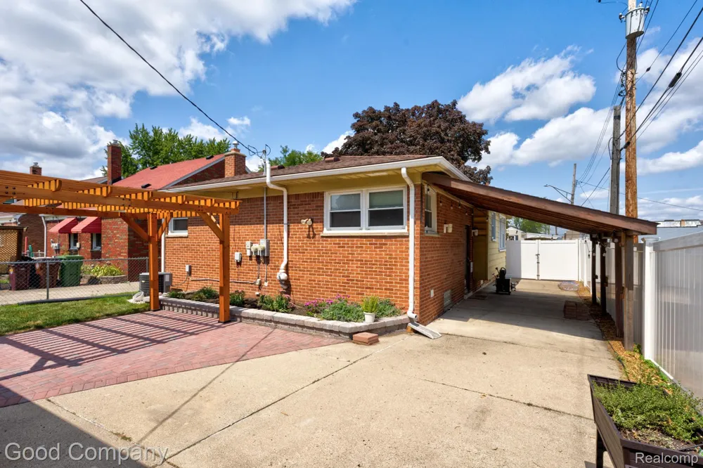 12737 Commonwealth Street Southgate City, MI 48195