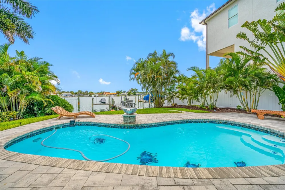 560 79TH STREET S St Petersburg, FL 33707