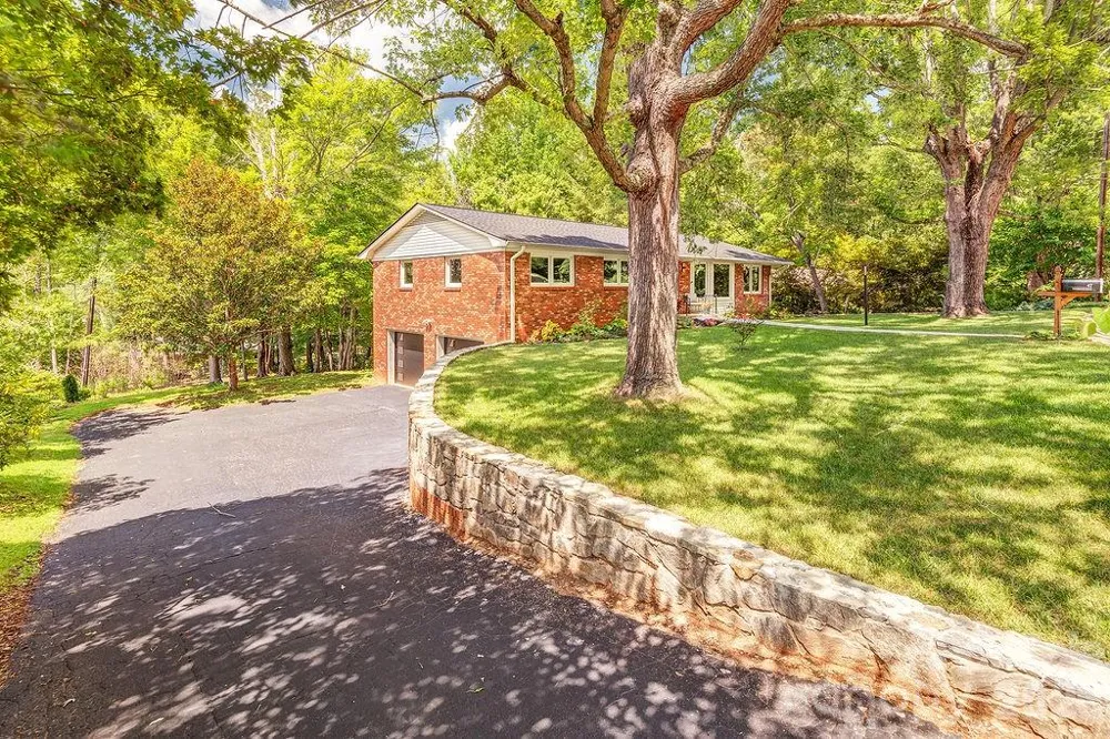 47 Deerwood Drive Asheville, NC 28805