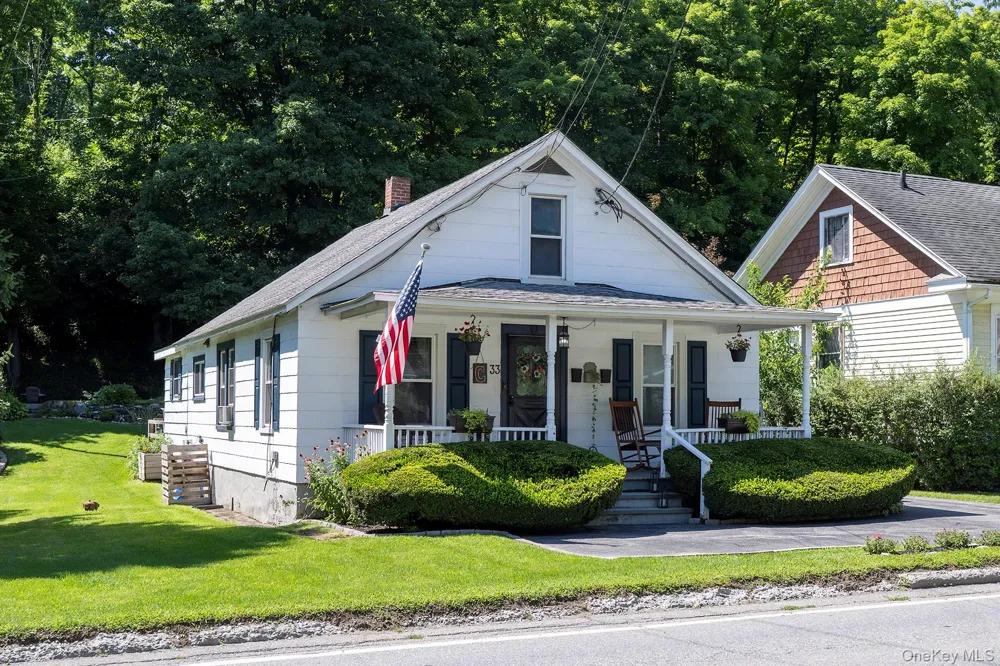 33 North Avenue Pleasant Valley, NY 12569