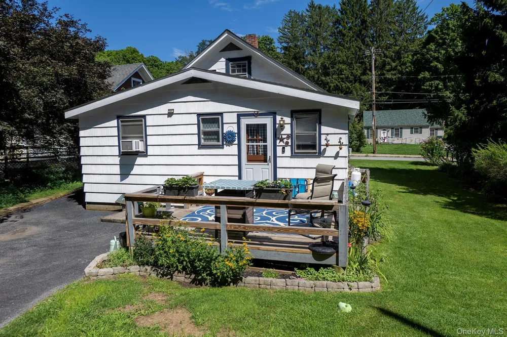 33 North Avenue Pleasant Valley, NY 12569