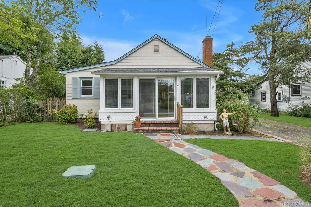 10 Mineola Court Hampton Bays, NY 11946