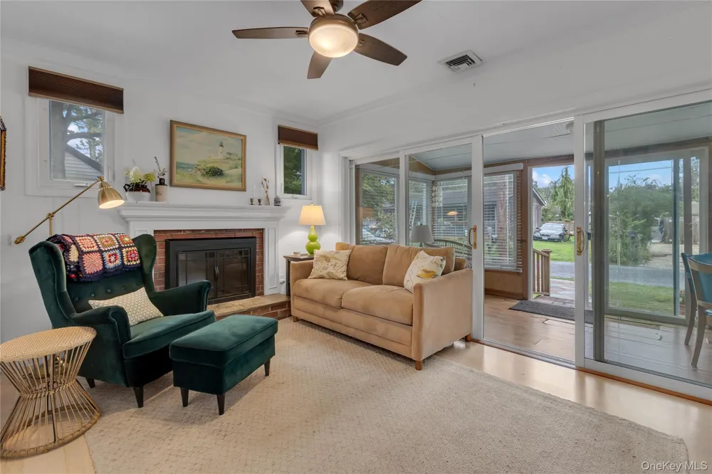 10 Mineola Court Hampton Bays, NY 11946