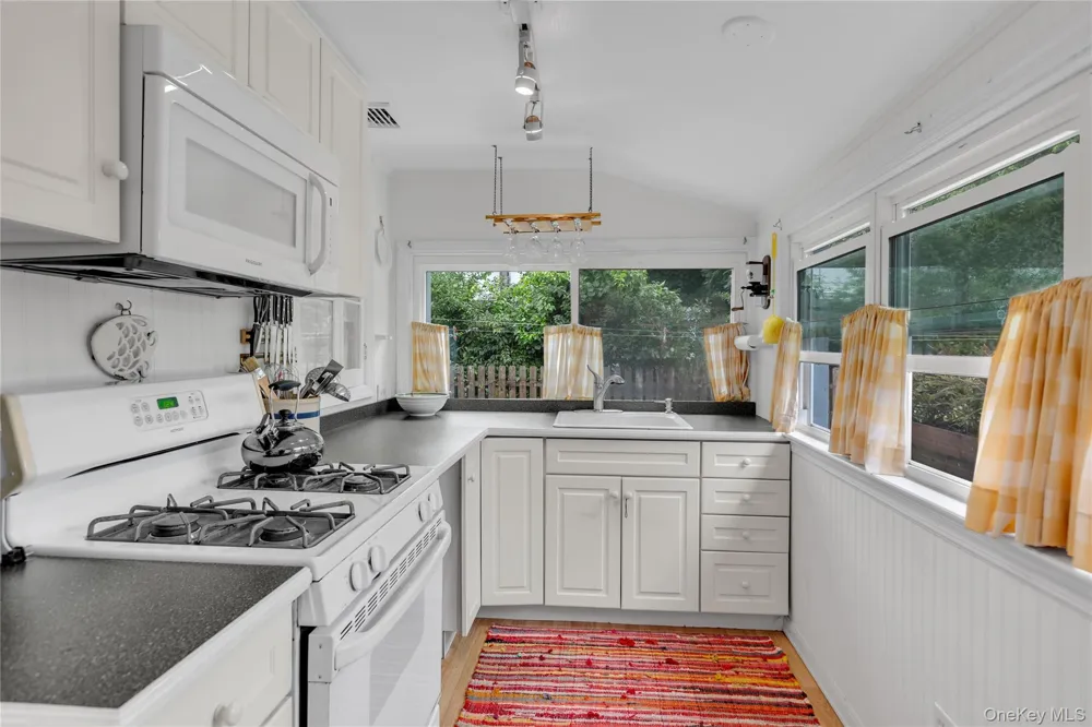 10 Mineola Court Hampton Bays, NY 11946