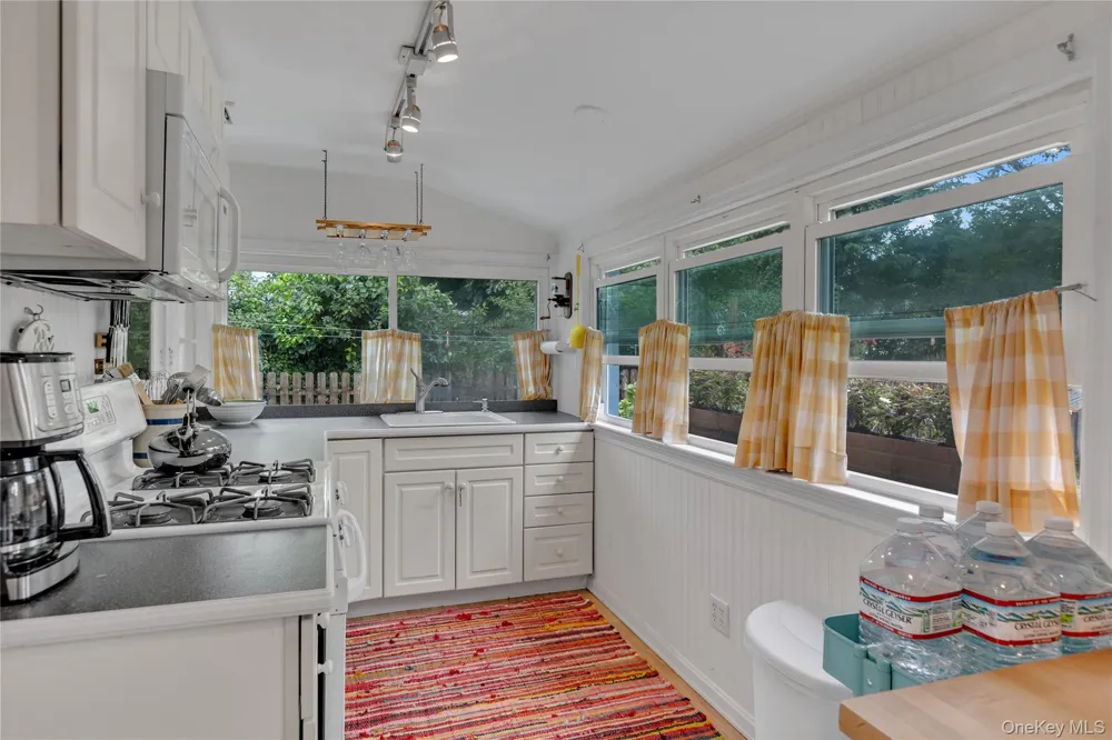 10 Mineola Court Hampton Bays, NY 11946