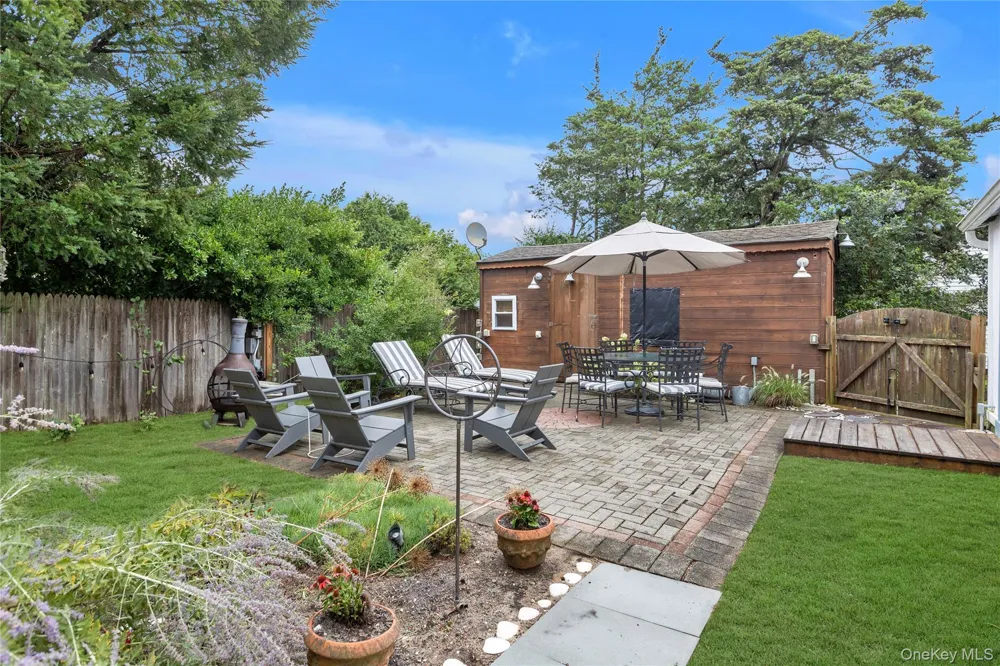10 Mineola Court Hampton Bays, NY 11946