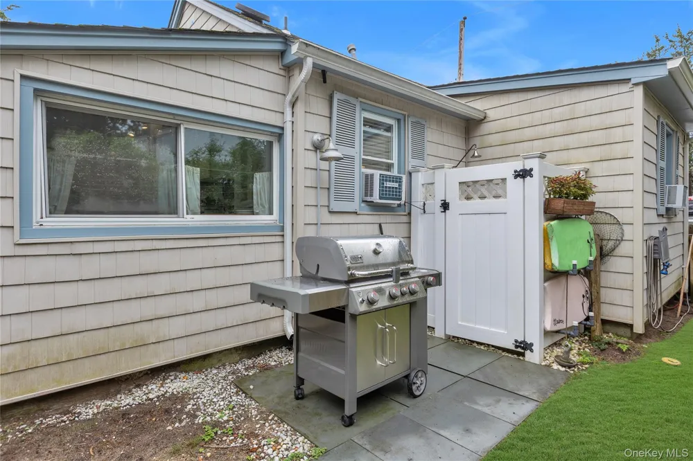 10 Mineola Court Hampton Bays, NY 11946