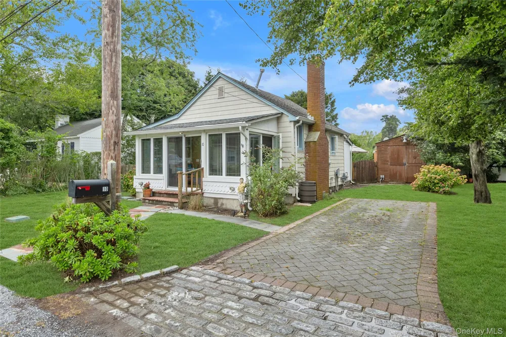 10 Mineola Court Hampton Bays, NY 11946