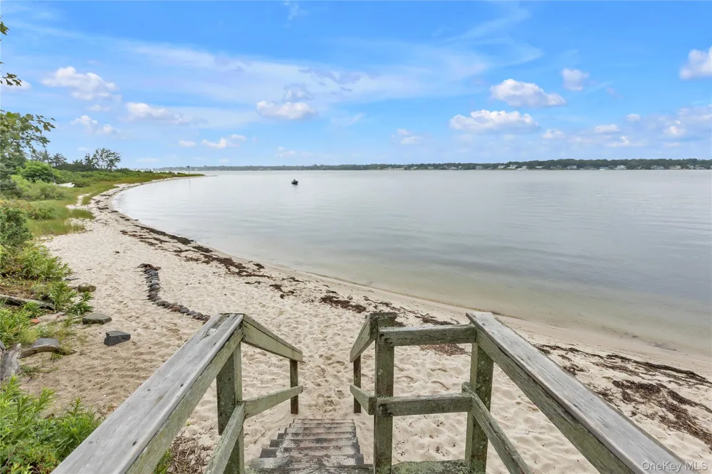 10 Mineola Court Hampton Bays, NY 11946