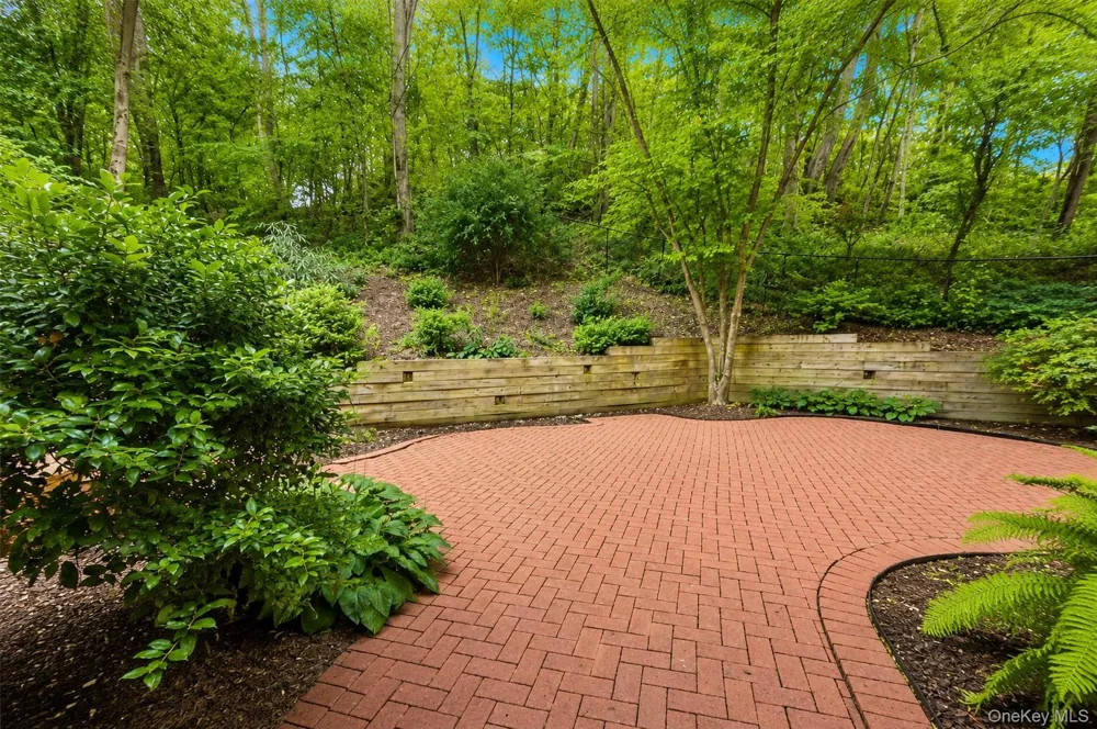 111 Fleets Cove Road Huntington, NY 11743