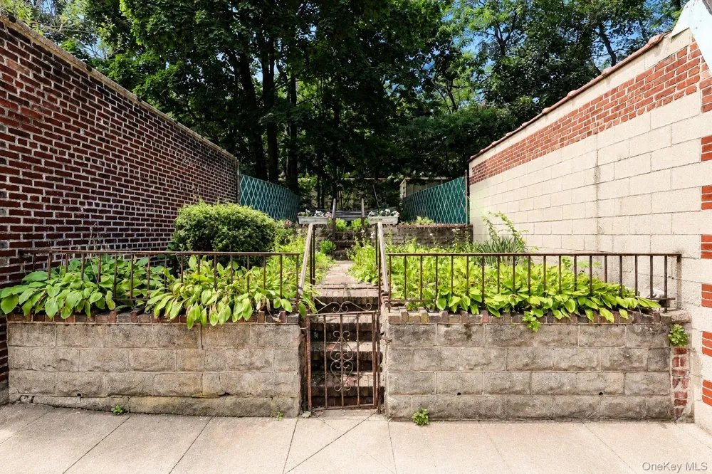 5260 79th Street Elmhurst, NY 11373