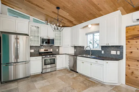 2404 Barton Skyway