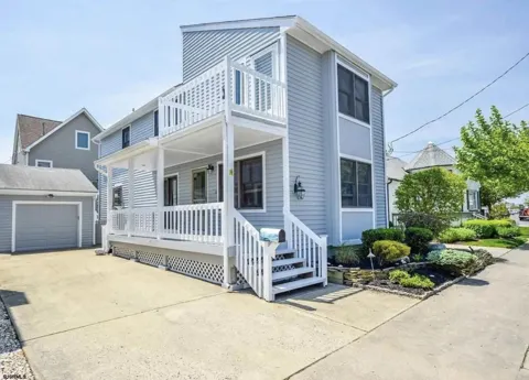 4 S Iroquois Ave