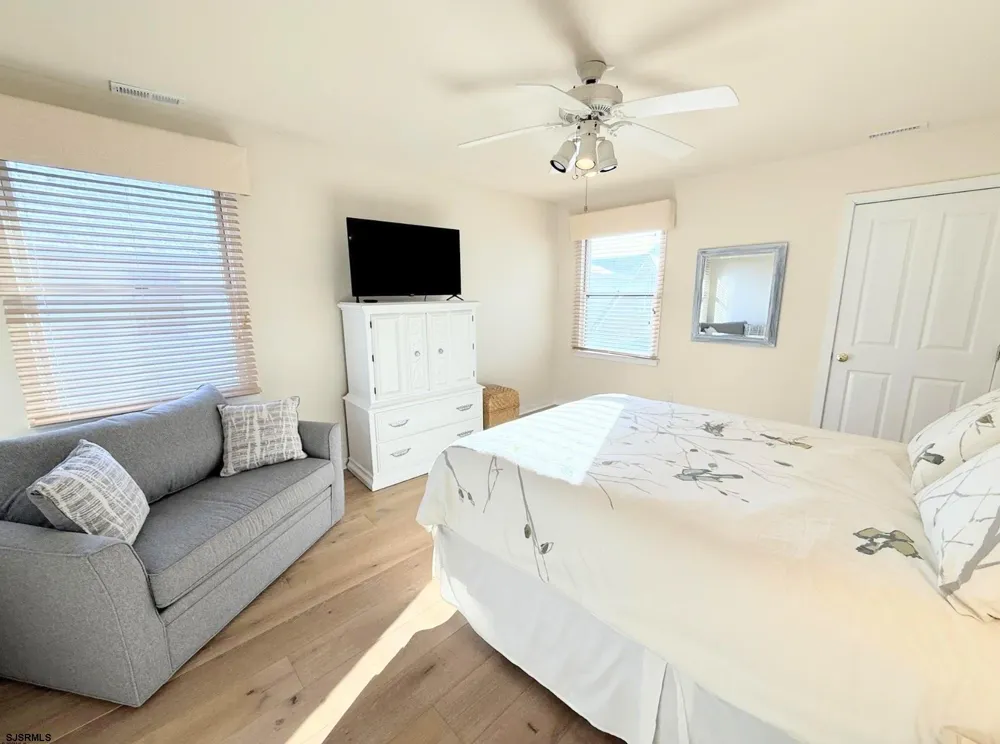 4 S Iroquois Ave Margate, NJ 08402