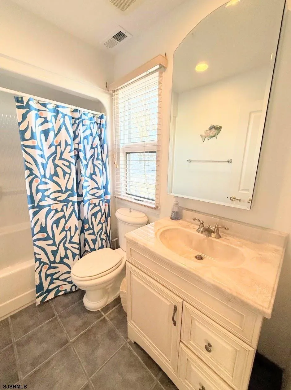 4 S Iroquois Ave Margate, NJ 08402