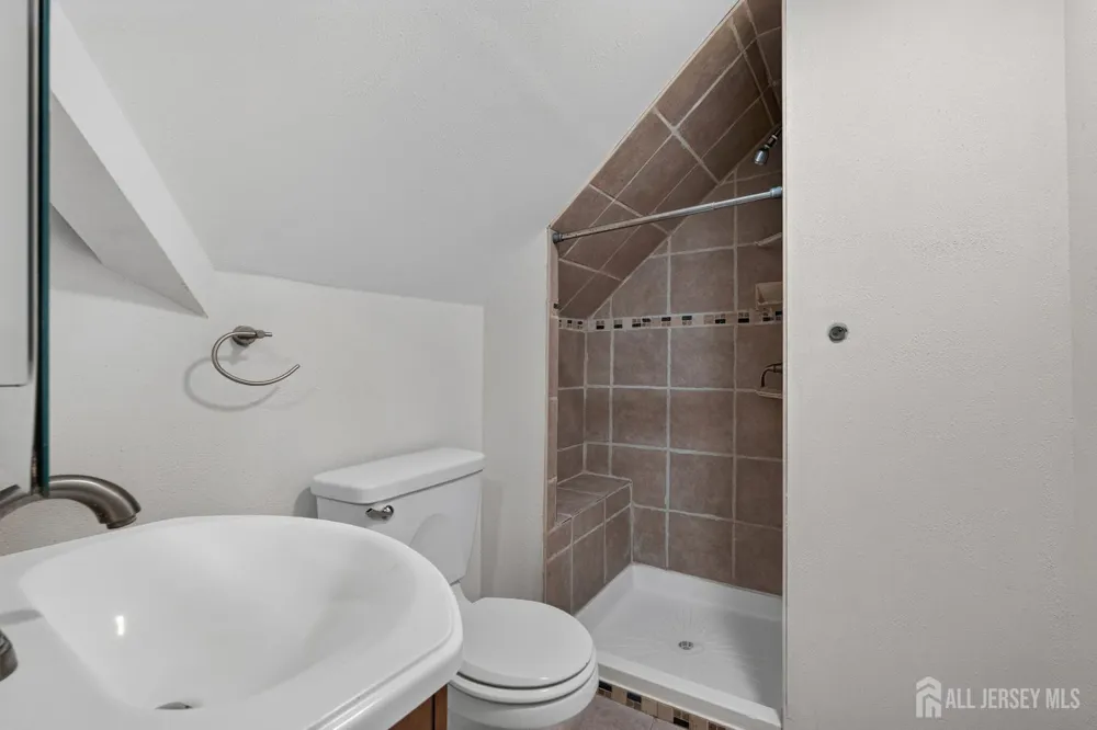17 Joanna Place Colonia, NJ 07067
