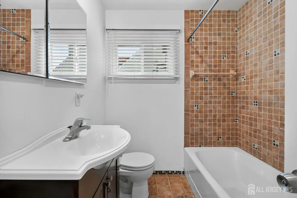 17 Joanna Place Colonia, NJ 07067
