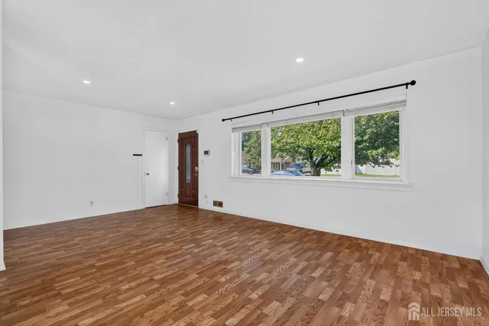 17 Joanna Place Colonia, NJ 07067