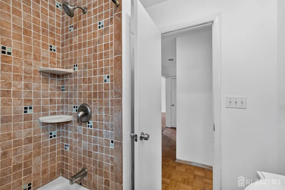 17 Joanna Place Colonia, NJ 07067