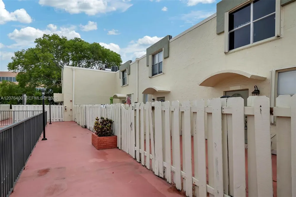 1655 NE 115th St #21B Miami, FL 33181