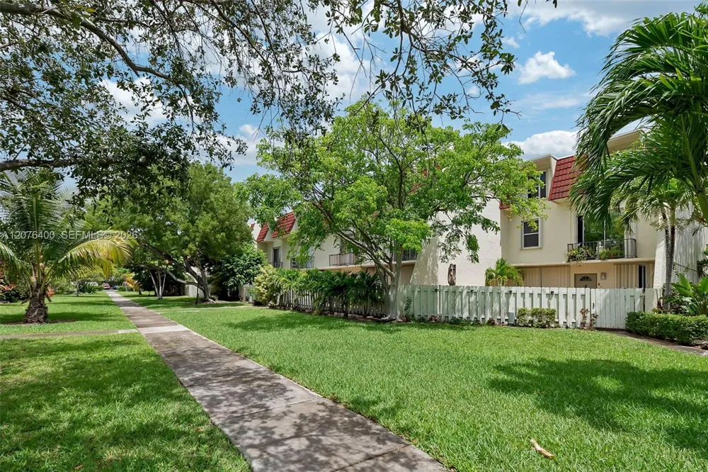 1655 NE 115th St #21B Miami, FL 33181
