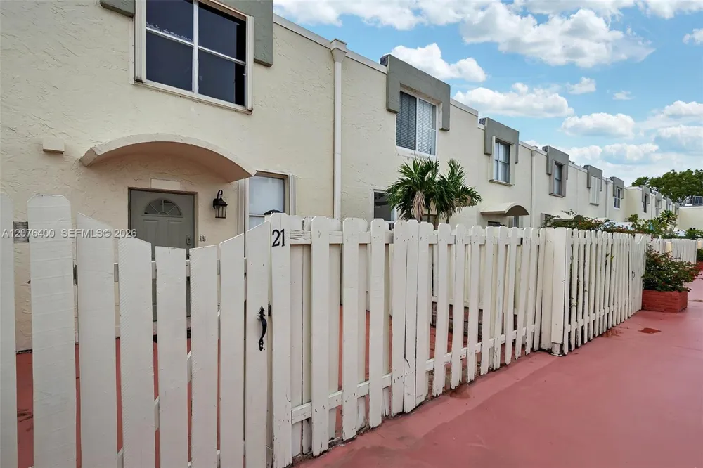 1655 NE 115th St #21B Miami, FL 33181
