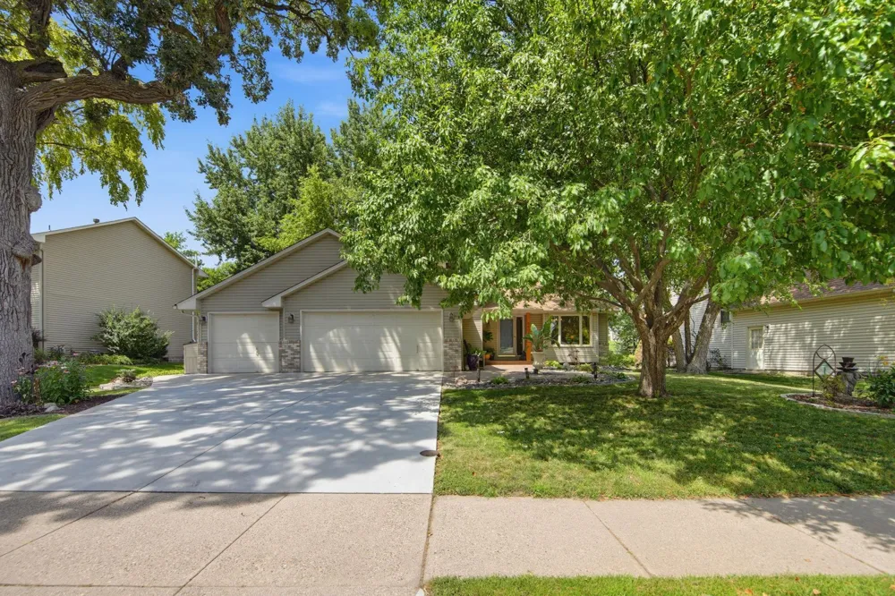 5604 Lone Oak Drive Savage, MN 55378