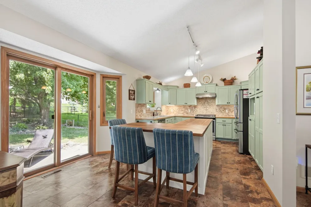 5604 Lone Oak Drive Savage, MN 55378