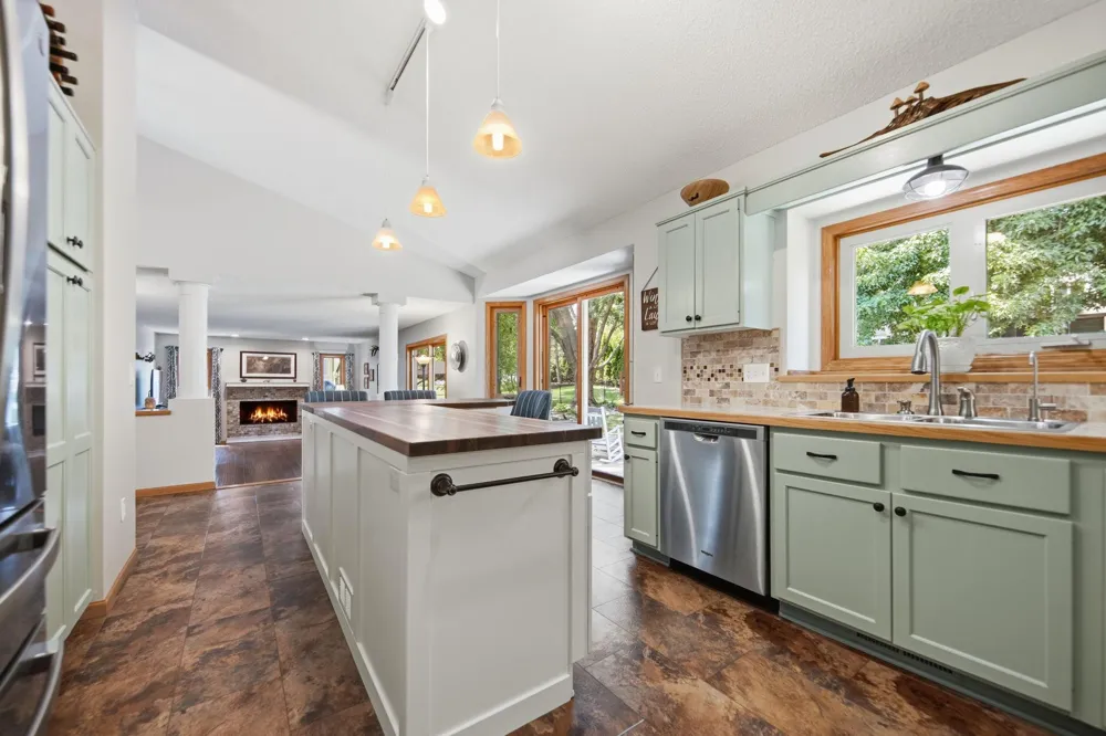 5604 Lone Oak Drive Savage, MN 55378