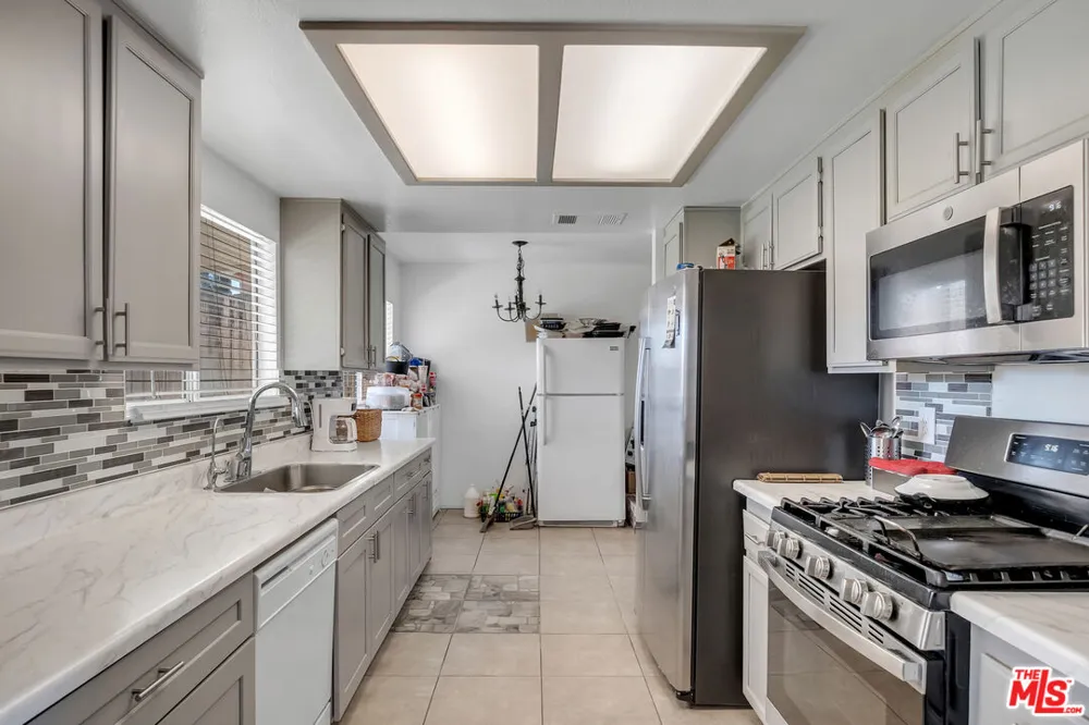 12817 1st Avenue Victorville, CA 92395