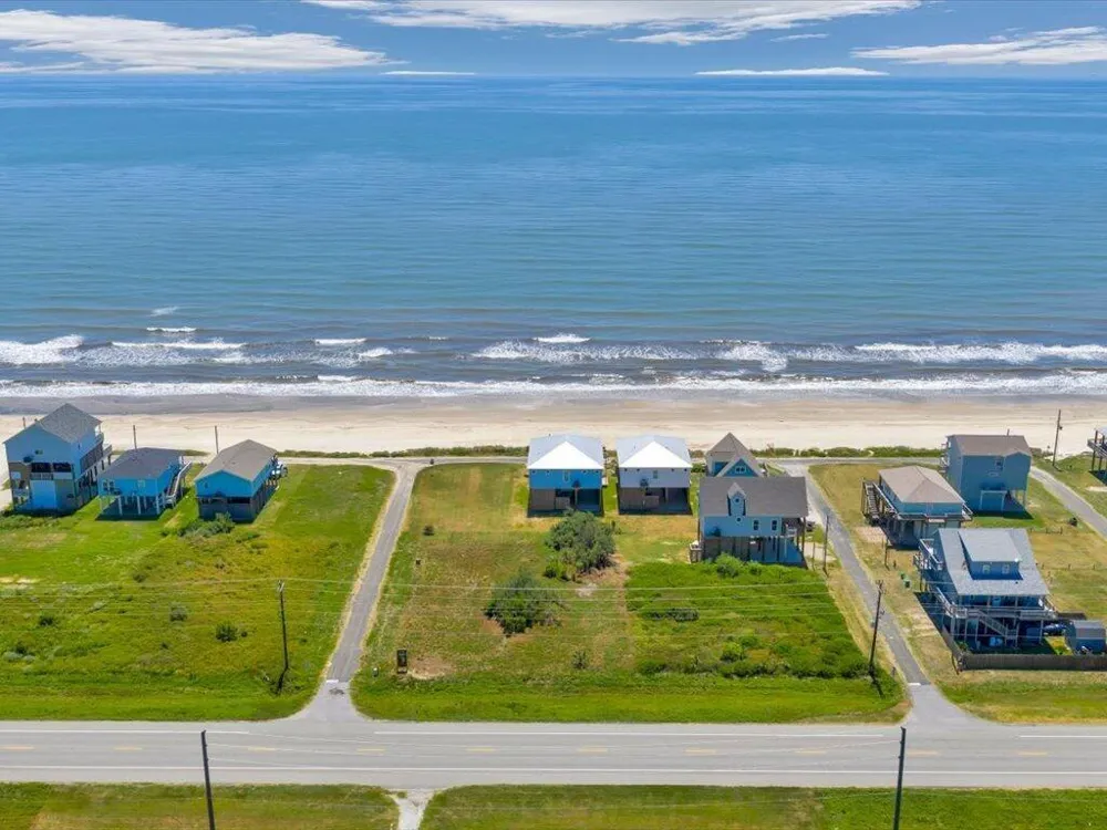 12 Lazy Lane Gilchrist, TX 77617
