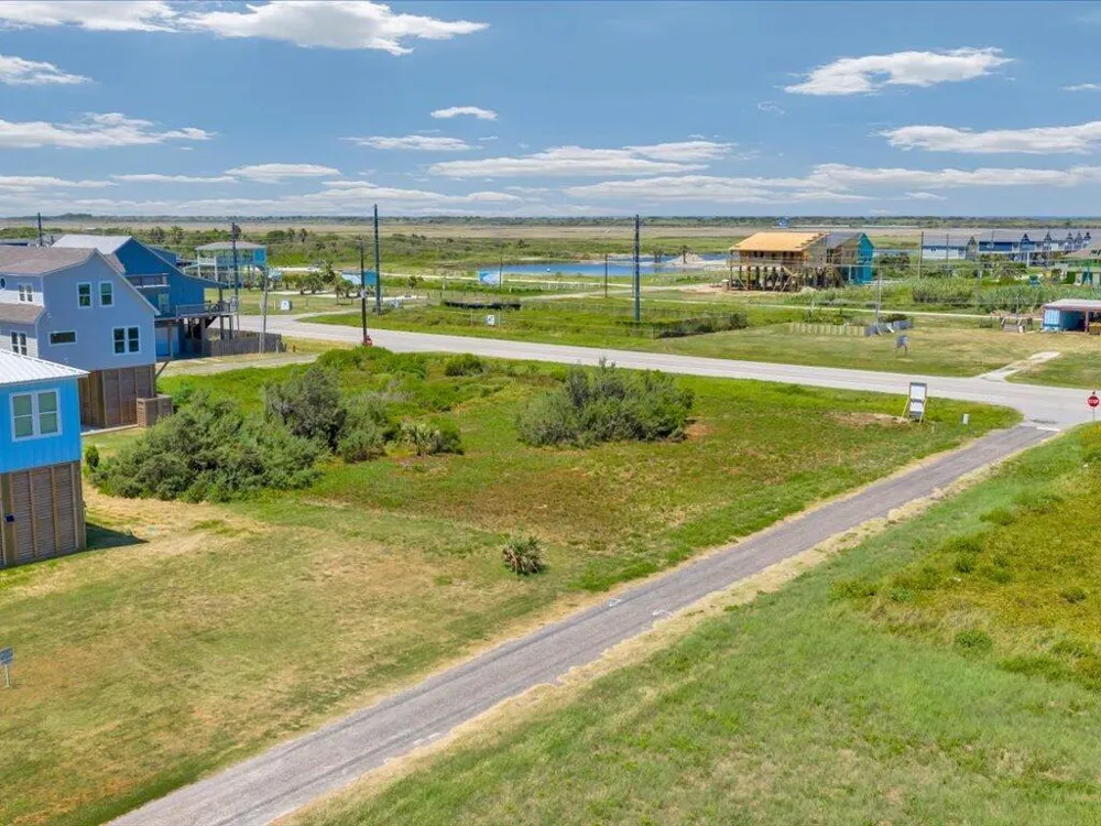 12 Lazy Lane Gilchrist, TX 77617