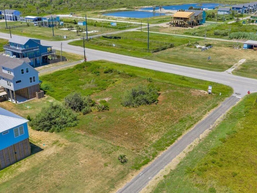 12 Lazy Lane Gilchrist, TX 77617