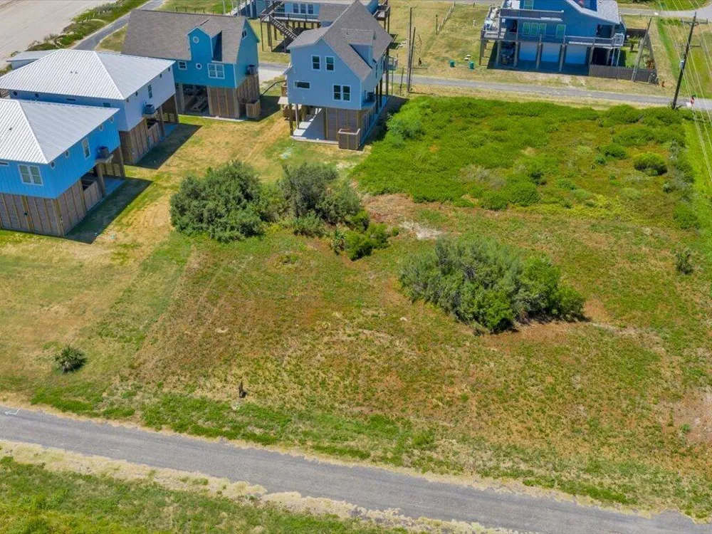 12 Lazy Lane Gilchrist, TX 77617