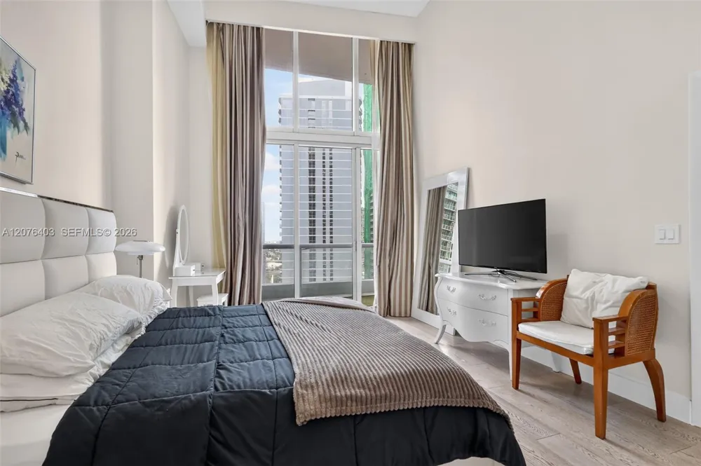 485 Brickell Ave #2807 Miami, FL 33131