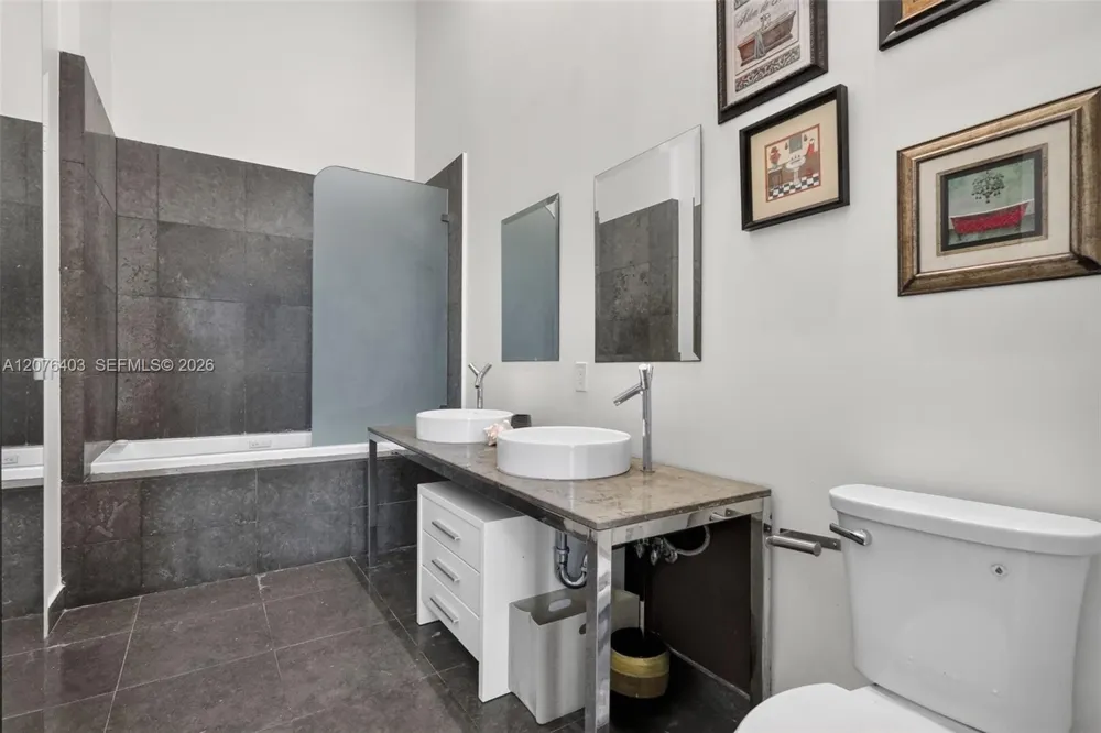 485 Brickell Ave #2807 Miami, FL 33131