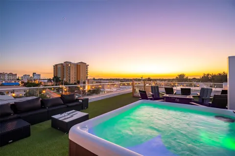 1004 Riverside Dr