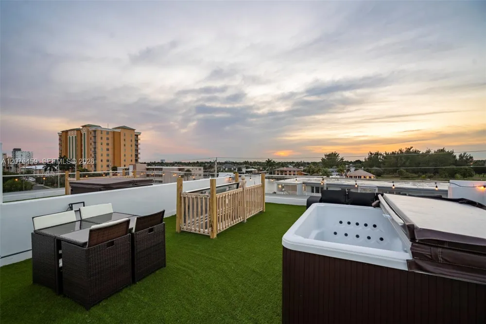 1004 Riverside Dr Pompano Beach, FL 33062
