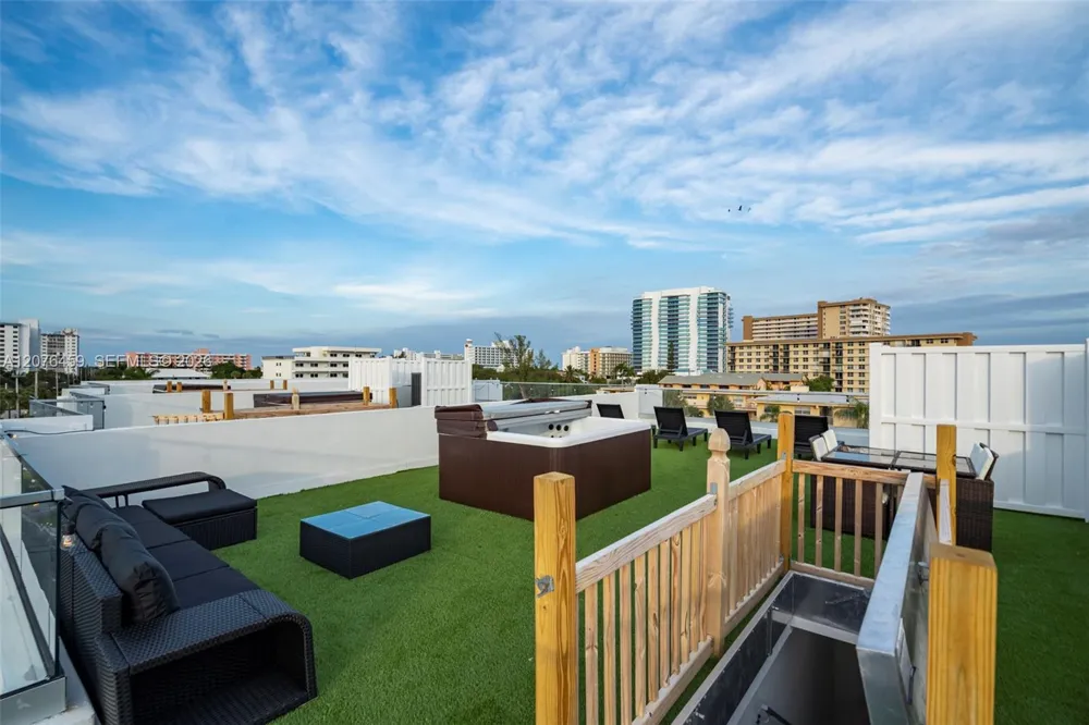 1004 Riverside Dr Pompano Beach, FL 33062