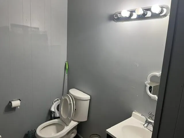 19211 Beech Daly Redford, MI 48240