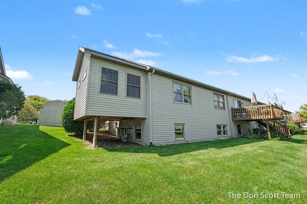 210 Heatherview Street NW Sparta, MI 49345