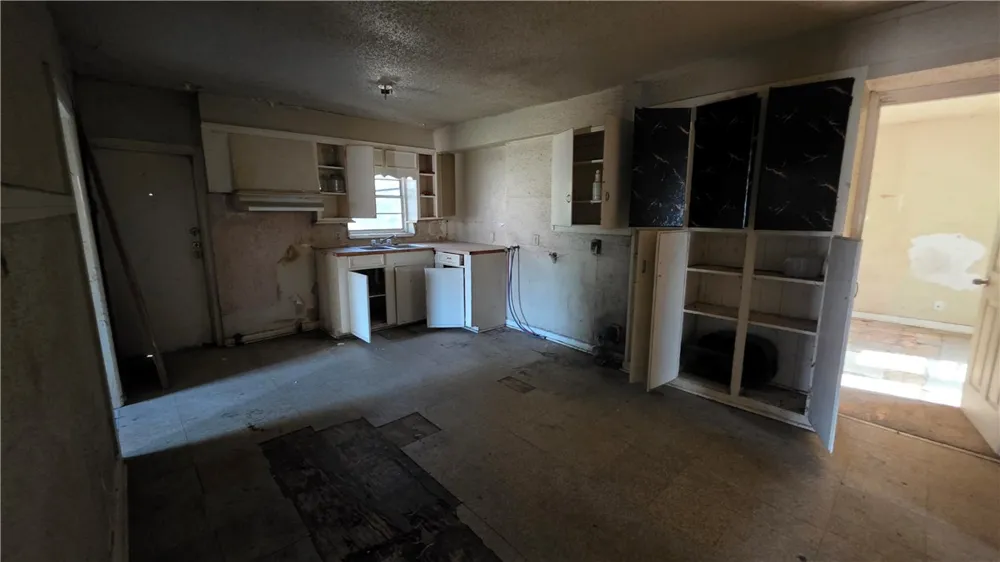 328 W Avenue D Robstown, TX 78380