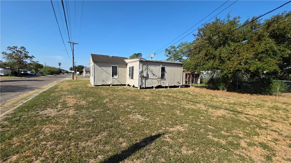 328 W Avenue D Robstown, TX 78380