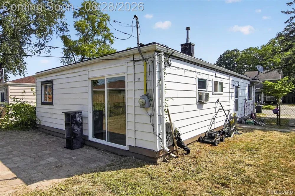 20349 Floral Street Livonia City, MI 48152