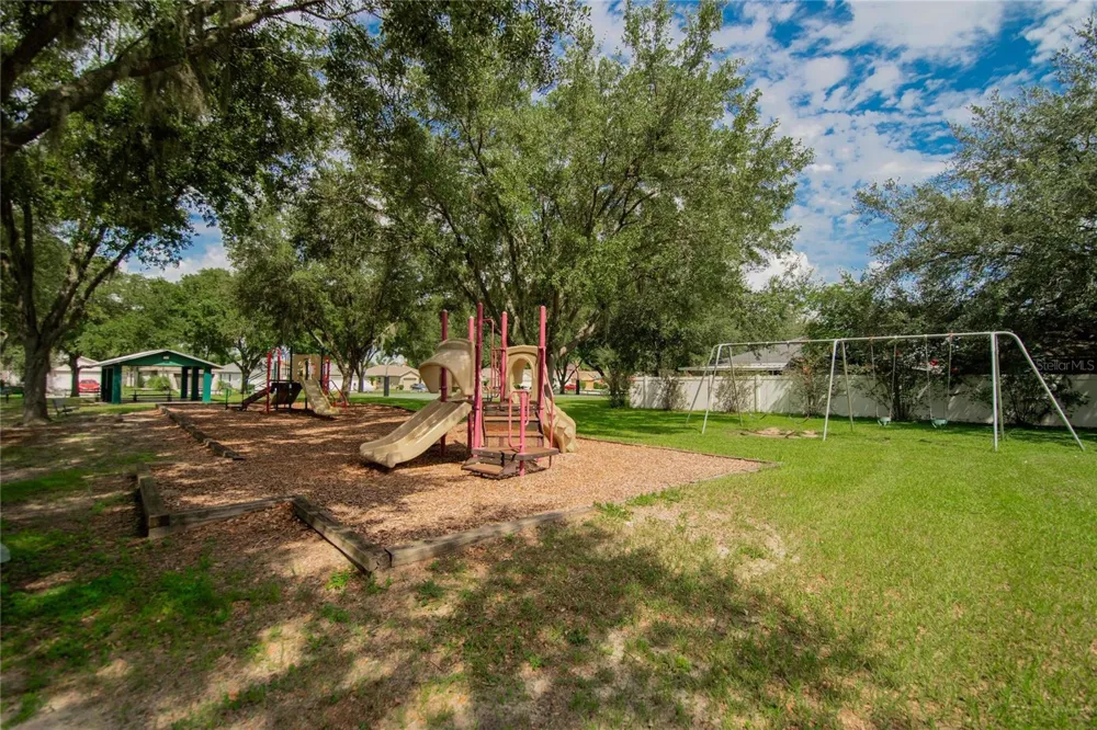 535 SCARLET MAPLE COURT Plant City, FL 33563