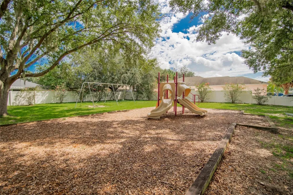 535 SCARLET MAPLE COURT Plant City, FL 33563