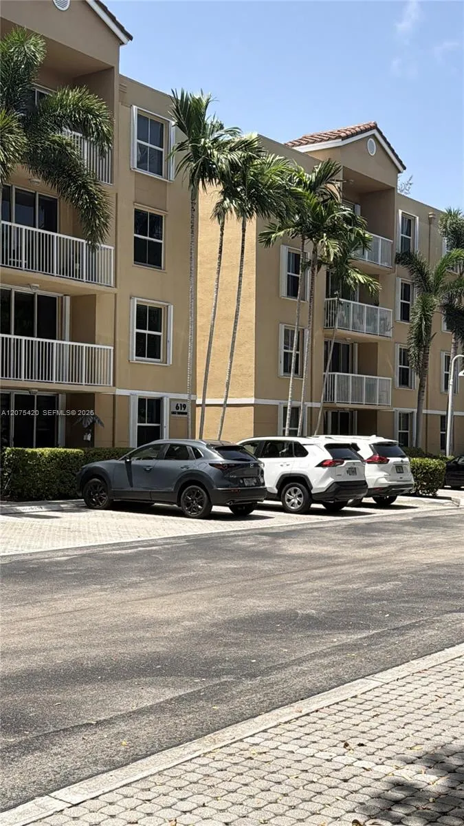 619 E Sheridan St #105 Dania Beach, FL 33004