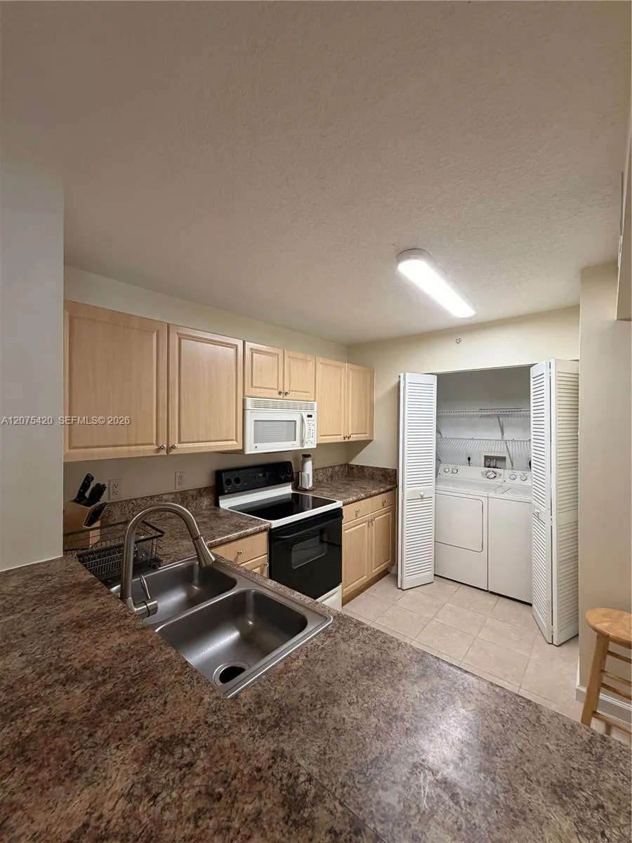619 E Sheridan St #105 Dania Beach, FL 33004