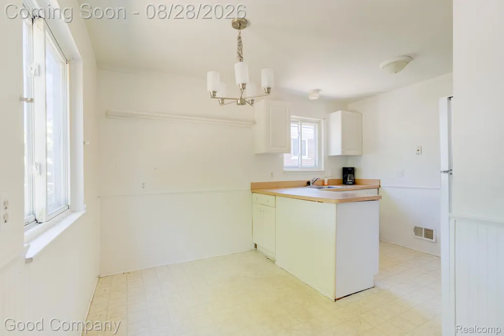 680 E Annabelle Avenue Hazel Park City, MI 48030
